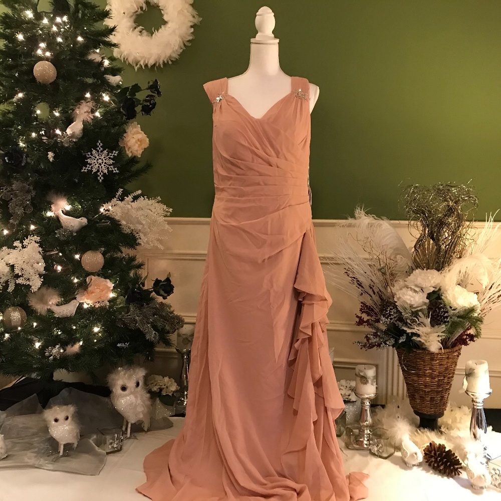Elegant Sleeveless Maxi Dress in Blush with Ruffle Detail
